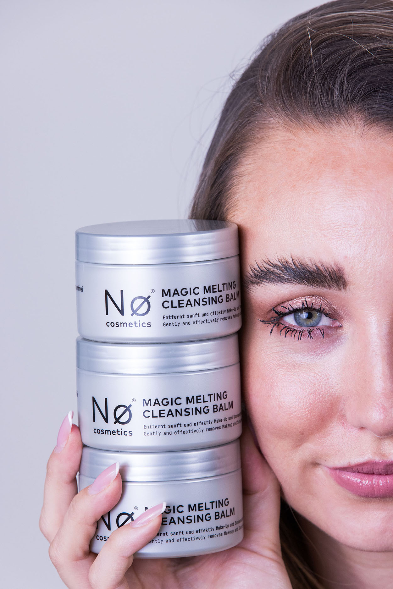 Person mit dem Magic Melting Cleansing Balm