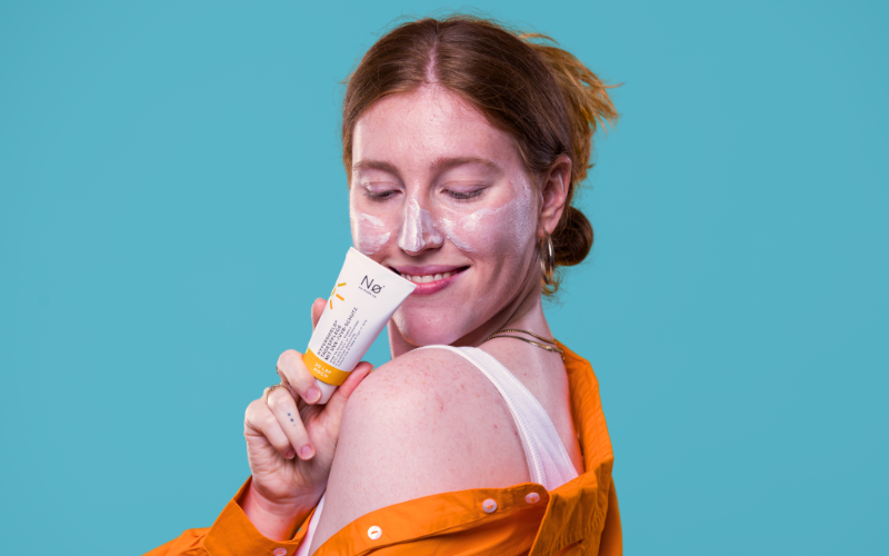 Person zeigt die Tagespflege mit LSF von Nø Cosmetics