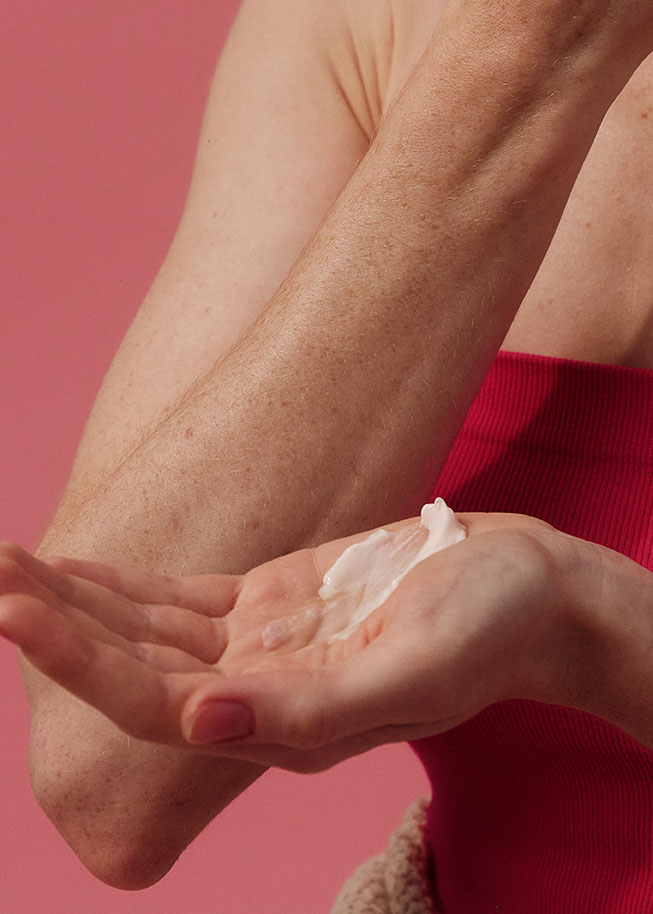 Person beim Auftragen der Self Tan Drops von Nø Cosmetics