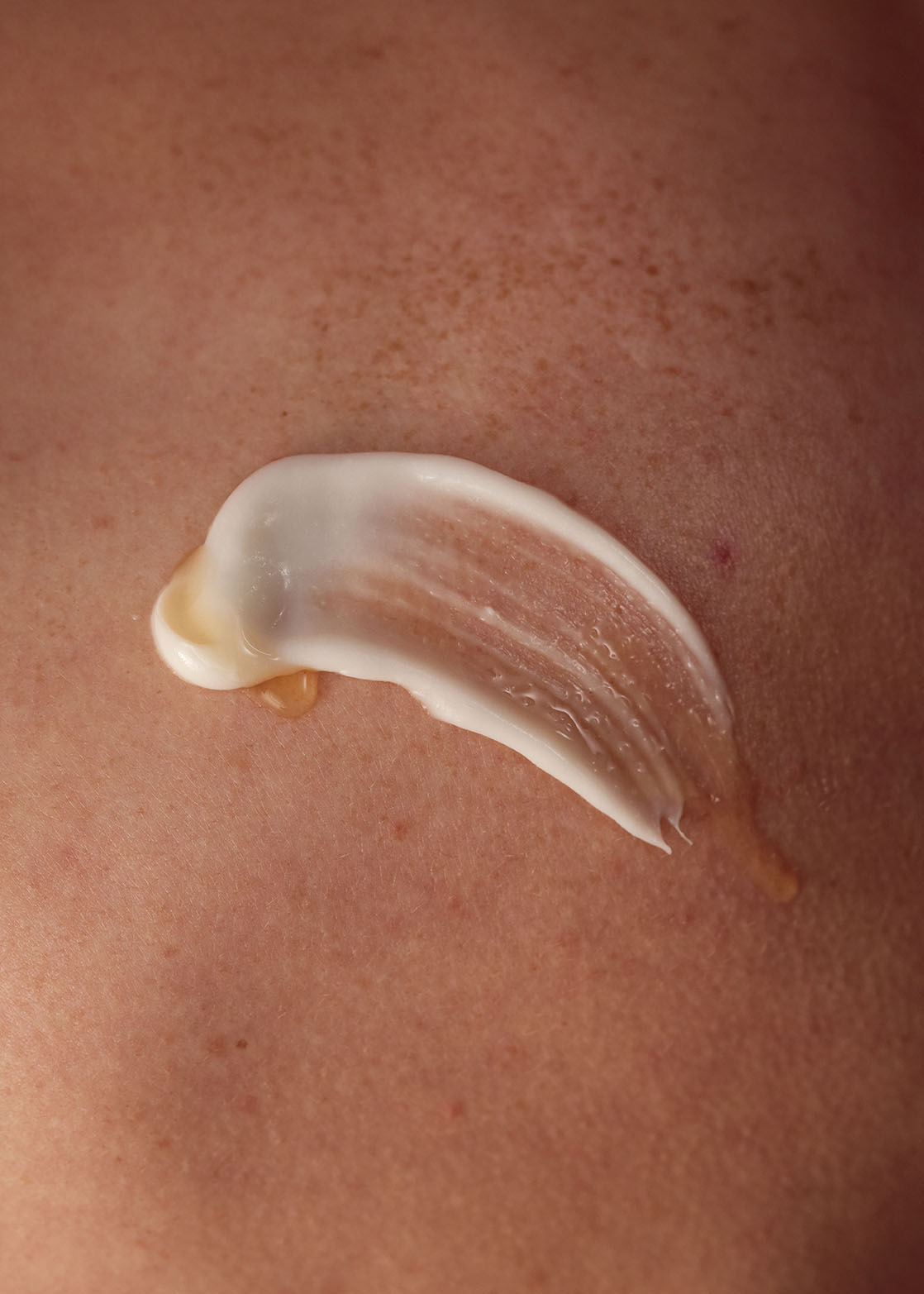 Self Tan Drops von Nø Cosmetics gemischt mit einer Tagespflege auf der Haut
