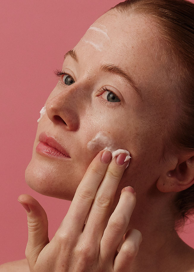 Person beim Auftragen der Self Tan Drops von Nø Cosmetics