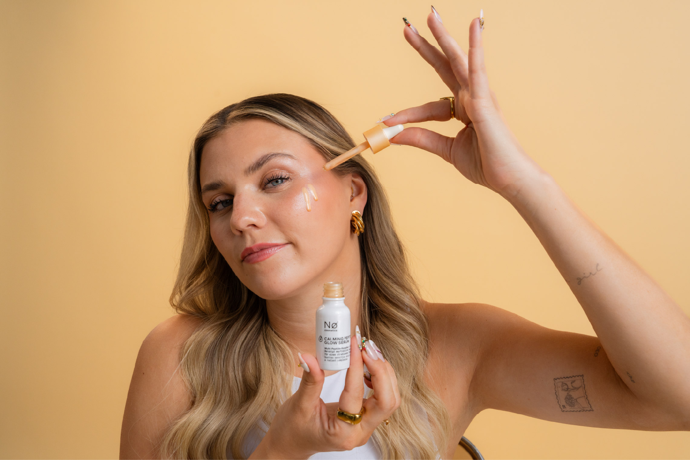 Caro trägt das Calming Peptide Glow Serum auf der Haut auf