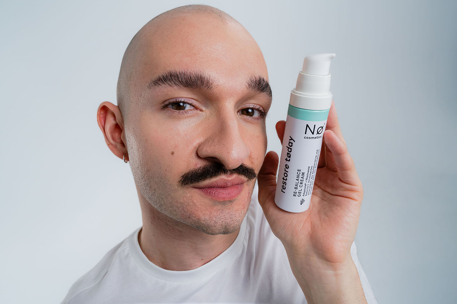 Person hält die Re-Balance Gel Cream restore tøday neben dem Gesicht