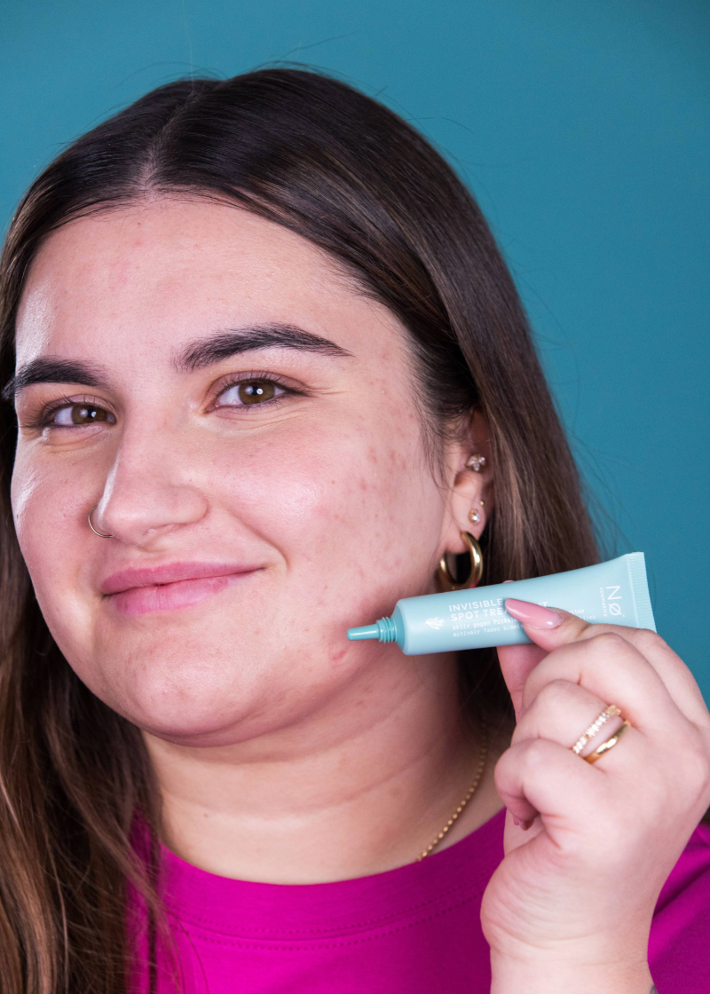 Person trägt Invisible Spot Treatment auf dem Gesicht auf