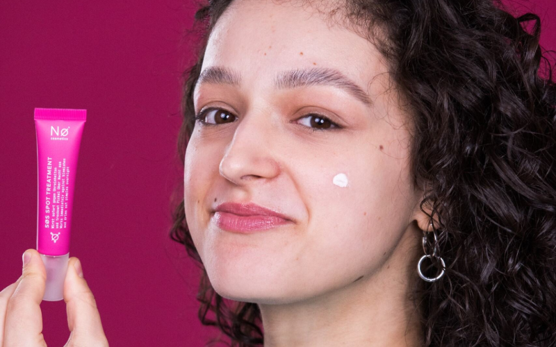 Person hält das SØS Spot Treatment von Nø Cosmetics