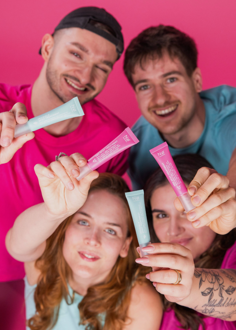 Vier Personen mit den Spot Treatments von Nø Cosmetics