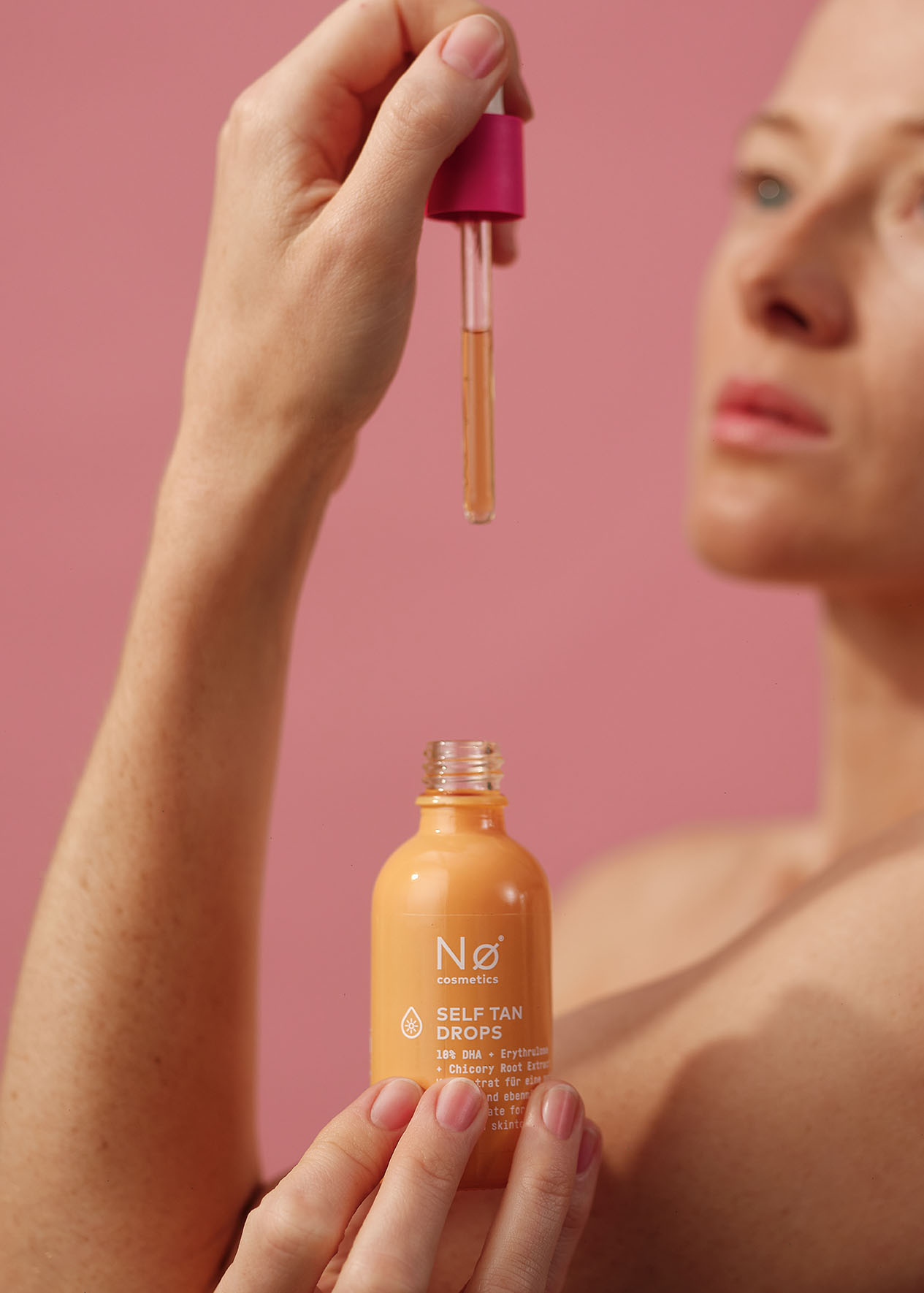 Person beim Auftragen der Self Tan Drops von Nø Cosmetics