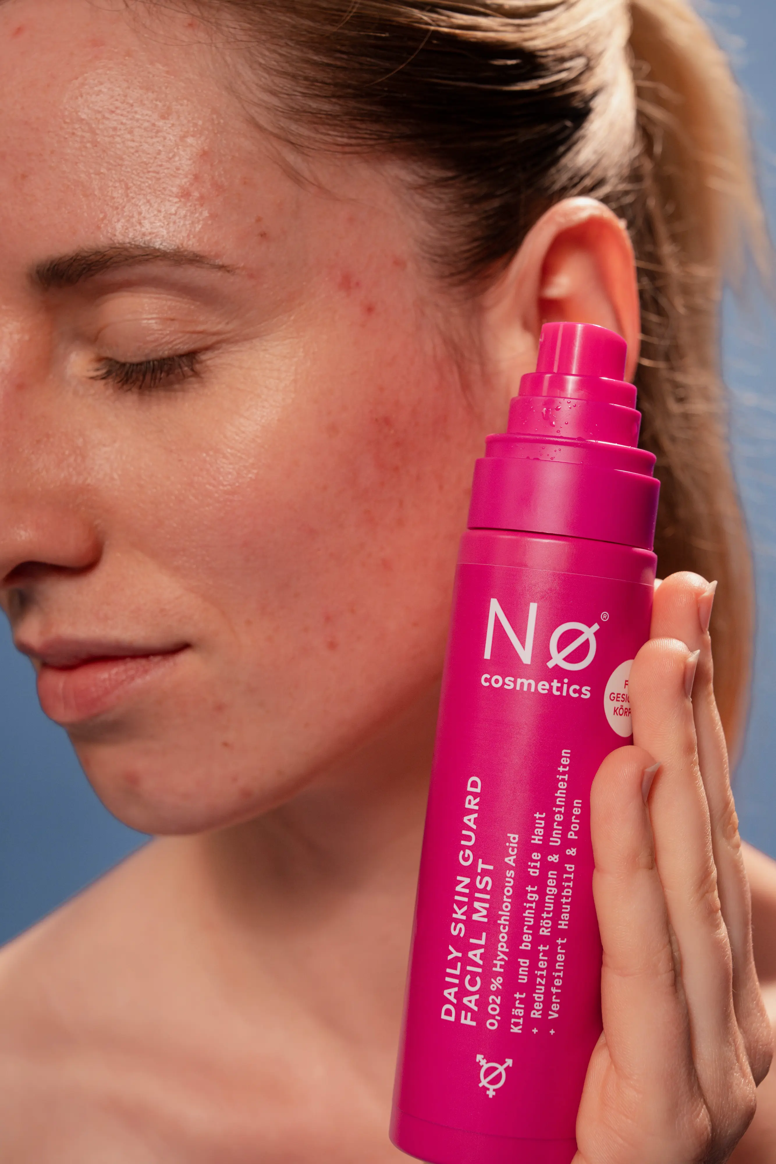 Person mit dem Daily Skin Guard Facial Mist von Nø Cosmetics
