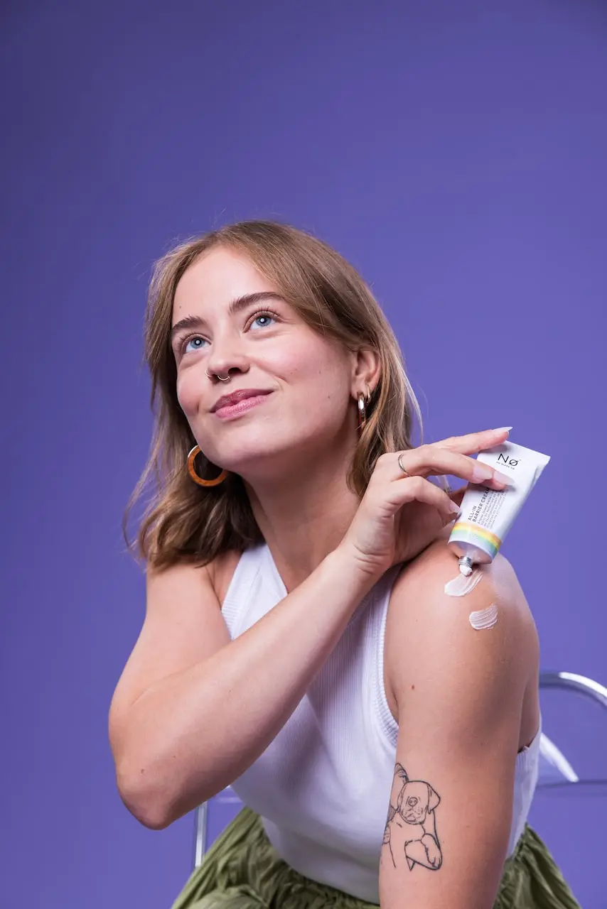 Person trägt Nø Cosmetics ALL-IN Barrier Cream auf die Schulter auf – entspannter Blick unterstreicht den Selfcare-Moment