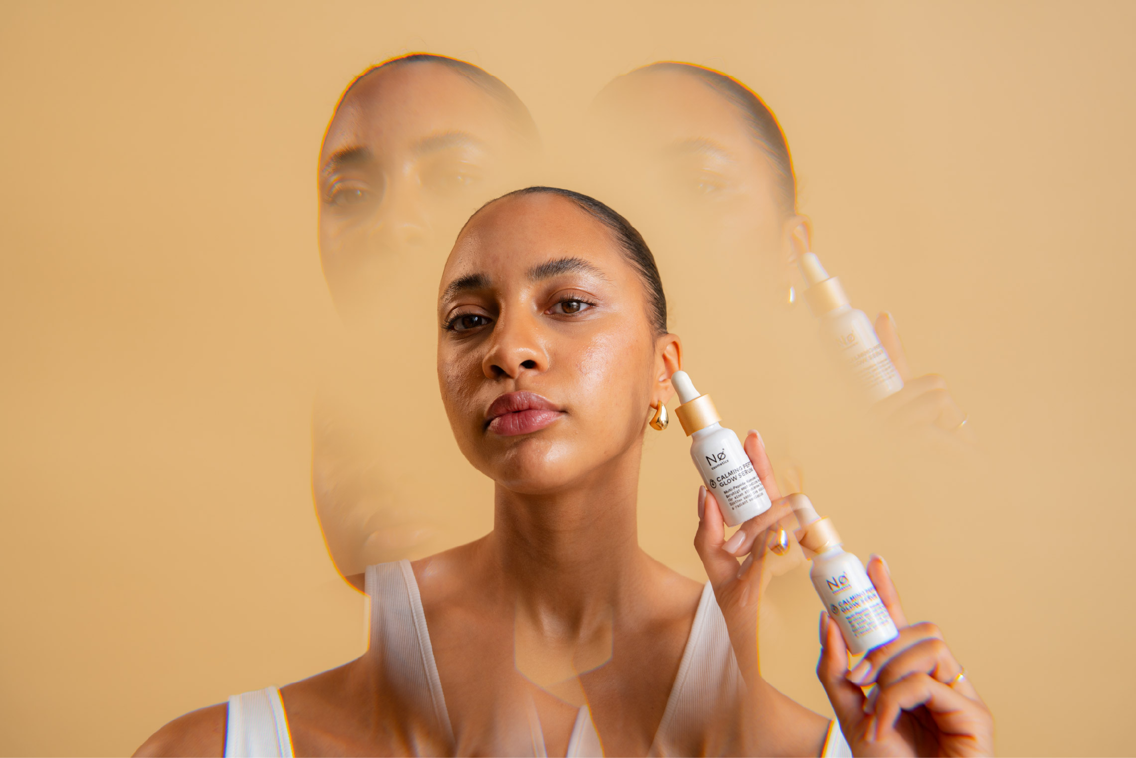 Person mit dem Calming Peptide Glow Serum