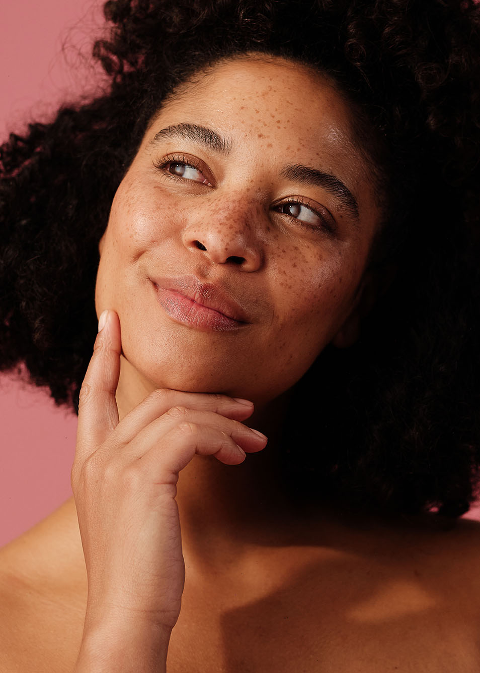 Person nach der Nutzung der Self Tan Drops von Nø Cosmetics